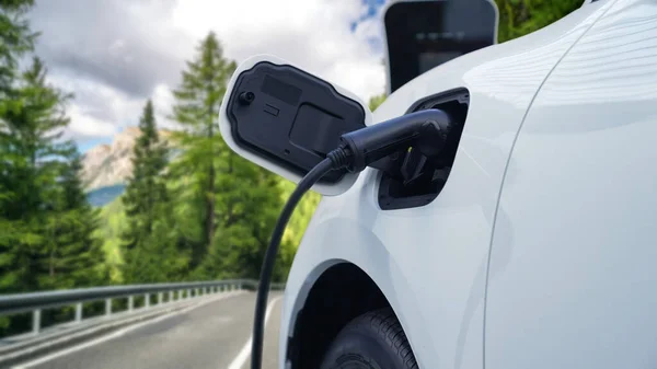 逐步提高绿色森林充电站可再生能源和清洁能源驱动电动汽车的环保意识 未来汽车的电动车 — 图库照片