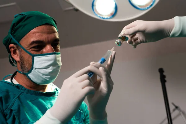 Jeringa Llenado Cirujano Del Vial Médico Para Procedimiento Quirúrgico Sala —  Fotos de Stock