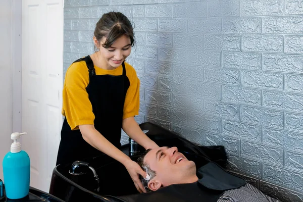 Homem Caucasiano Recebendo Lavagem Cabelo Por Cabeleireiro Profissional Com Shampoo — Fotografia de Stock