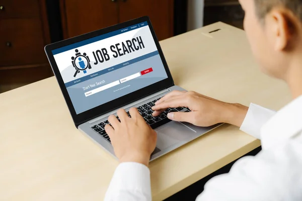 在时尚网站上进行在线求职 让员工在招聘网络上寻找工作机会 — 图库照片