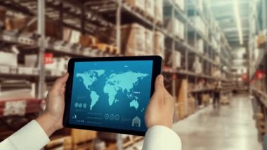 Depo yönetimi, mal teslimatının gerçek zamanlı izlenmesi için bilgisayarda becerikli bir yazılım. Bilgisayar ekranı, depolama ve tedarik zinciri dağılımı için akıllı envanter göstergesi .