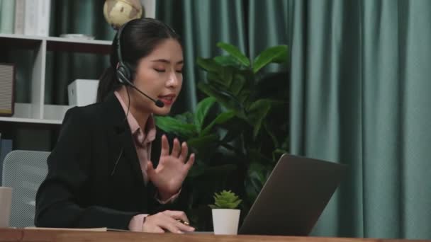 Geschäftsfrau Mit Headset Und Mikrofon Schreibtisch Und Laptop Enthusiastische Mitarbeiterin — Stockvideo