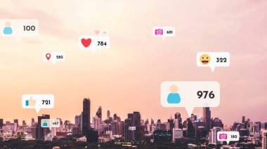 Sosyal medya simgeleri, sosyal ağ uygulama platformu üzerinden insanların karşılıklı bağlantılarını gösteriyor. Çevrimiçi toplum ve sosyal medya pazarlama stratejisi kavramı .