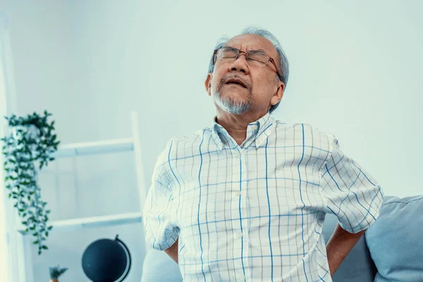 Agonizing Senior Man Need Assistance While Sitting His Sofa Home — Foto Stock