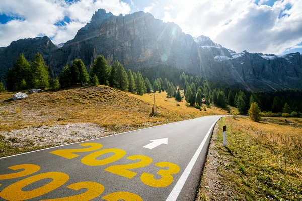 2023新年道路旅行及远景规划 自然美景与高速公路通向快乐新年的道路在2023年初迎来了一个崭新而又成功的开始 — 图库照片