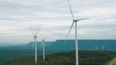 Rüzgarı yenilenebilir enerji kaynağı olarak kullanmanın yenilikçi yolu yeşil tarla veya tepedeki rüzgar türbini çiftliği ile modern yaşam biçimine güç sağlamaktır. Yel değirmeni jeneratörü karbondioksit salınımı olmadan elektrik üretir.