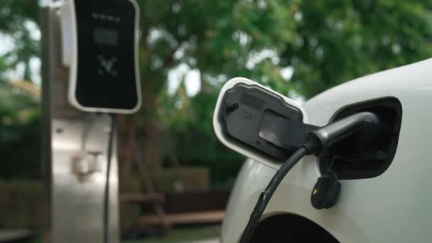 Elektrikli Araba Parkı Şarj Istasyonunun Yanında Şarj Edilen Enerji Konseptinin — Stok video