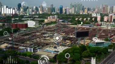 Otomasyon konseptini ve uzaktan kablosuz makine kontrolünü gösteren bir bilgisayar yazılımında fütüristik HUD kullanarak inşaat teknolojisi konsepti üzerinde değişiklik grafiği içeren konsept .