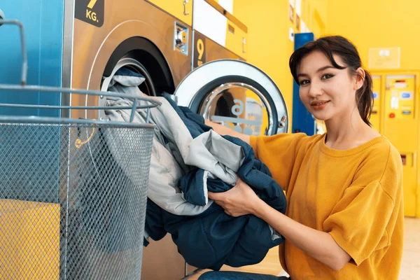 Asyalılar Çamaşırlarını Yıkamak Için Halka Açık Alanda Kaliteli Para Makinelerini — Stok fotoğraf