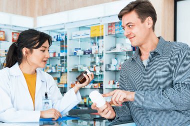 Profesyonel eczacı, nitelikli tıbbi ürünün mülkiyetini eczanedeki müşteriye, eczacıya, müşterinin sağlık soruşturmasına, tıbbi hizmetlere ve konsültasyona cevap verecek kişiye tavsiye veya açıklar..