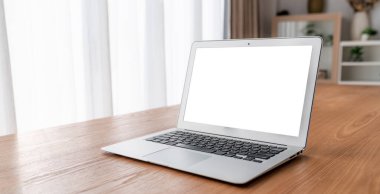 Tasarımınız için mod bilgisayardaki beyaz boş ekran monitör ekranında maket yapın