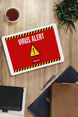 Bilgisayar ekranındaki virüs uyarısı mobil siber tehdit, hacker, bilgisayar virüsü ve kötü amaçlı yazılım tespit edildi