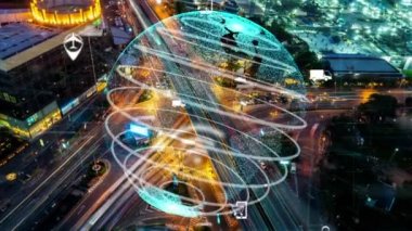 Geleceğin trafik kontrolü için akıllı ulaşım teknolojisi değiştirme konsepti. Sanal akıllı sistem sürücü için şehir caddesindeki araç verilerini bağlamak için sürüş bilgisi analizi yapıyor .