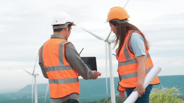 Ingenieurinnen Und Ingenieure Arbeiten Einem Windpark Auf Einem Hügel Oder — Stockvideo