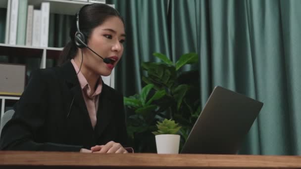 Mulher Negócios Usando Fone Ouvido Microfone Trabalhando Sua Mesa Usando — Vídeo de Stock