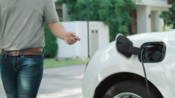 Fortschrittlicher Mann Befestigt Einen Emissionsfreien Stromanschluss Der Batterie Eines Elektrofahrzeugs — Stockvideo