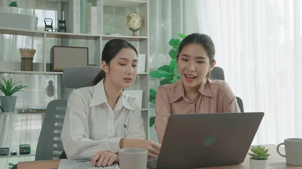 Two Young Enthusiastic Businesswoman Working Together Office Workspace Young Colleagues — Stock Photo, Image