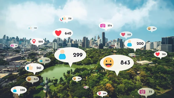 Ikony Mediów Społecznościowych Przelatują Nad Centrum Miasta Pokazując Ludziom Wzajemność — Zdjęcie stockowe
