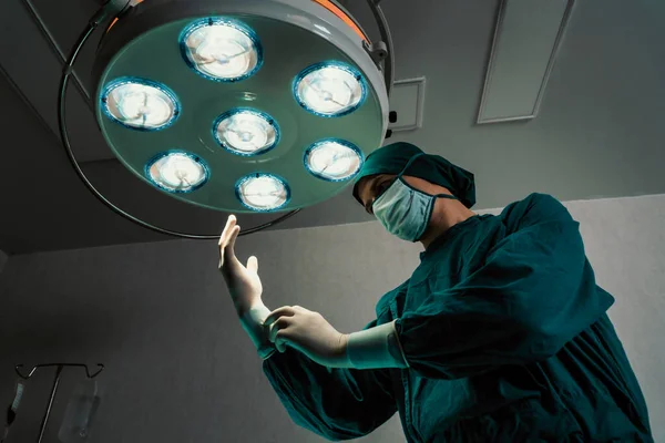Kirurg Sätta Skyddande Kirurgisk Sterila Handskar Och Mask Som Förberedelse — Stockfoto