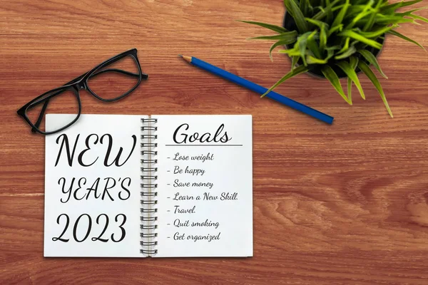 2023 Щасливий Список Цілей Новорічної Резолюції Налаштування Планів Стіл Ділового — стокове фото