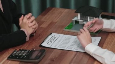 İş kadını ofiste başarılı bir iş anlaşması yaptıktan sonra sözleşme imzaladı. Hevesli müşteri el yazısı resmi kredi, gayrimenkul veya yatırım sözleşmesi belgesine imza atıyor.