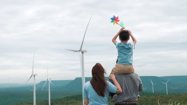 Lerici Mutlu Aile Kavramı Rüzgâr Türbini Çiftliğinde Eğleniyor Rüzgar Türbini — Stok video