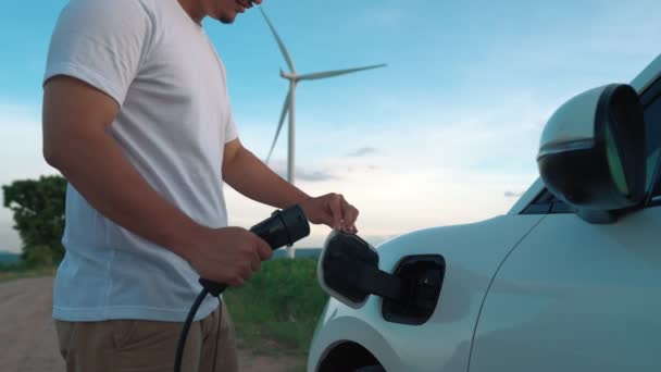 Progresszív Ember Elektromos Autó Autó Feltöltő Energia Töltőállomás Zöld Területen — Stock videók