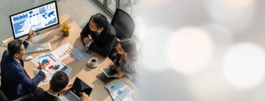 Zeki iş adamı ve iş kadını modern ofis içinde ofis masasında geniş bir grup toplantısında tartışıyorlar. İş ortaklığı stratejik planlama ve iş arkadaşlarının beyin fırtınası.