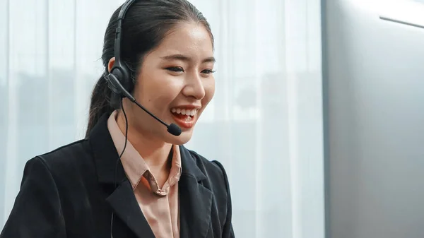 Asijská Zákaznická Podpora Operátor Nosí Sluchátka Mikrofon Pracuje Svého Stolu — Stock fotografie