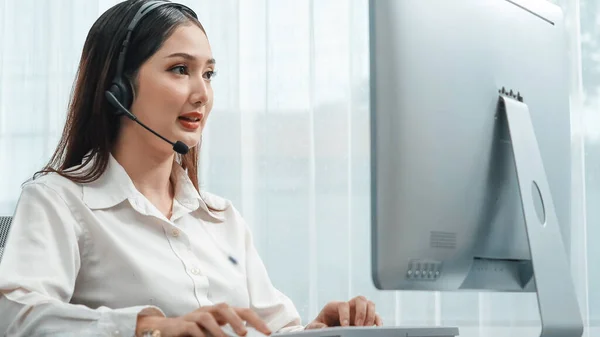 亚洲客户支持操作员戴着耳机和话筒 带着笔记本电脑在她的办公桌前工作 热心的女员工提供客户服务 支持呼叫中心代理帮助客户 — 图库照片