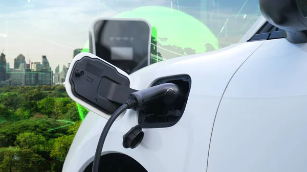 电动汽车作为电动汽车的环保城市的标志背景 电动汽车在收费点上充电 以提高人们对可再生能源的环保意识 — 图库照片