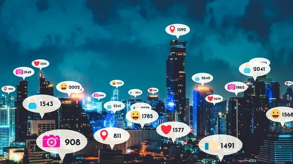 Sociala Medier Ikoner Flyga Över Staden Centrum Visar Människor Ömsesidighet — Stockfoto