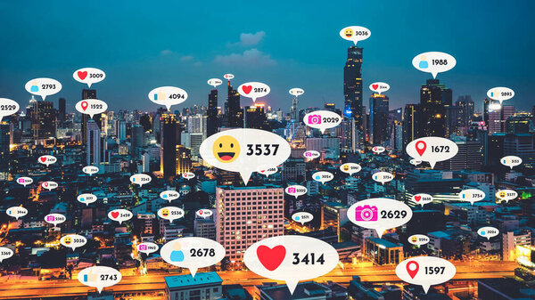 Иконки социальных сетей летают над центром города, показывая людям взаимосвязь через платформу приложений социальных сетей. Концепция маркетинговой стратегии онлайн-сообщества и социальных медиа .