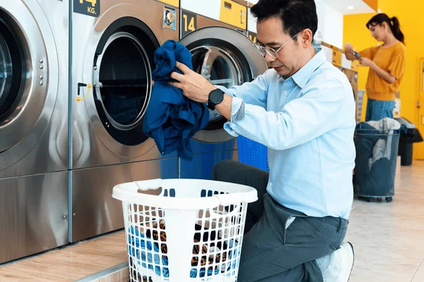Povos Asiáticos Que Usam Moeda Qualificada Operaram Máquina Lavanderia Sala — Fotografia de Stock
