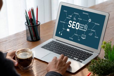Model e-ticaret için SEO arama motoru optimizasyonu ve bilgisayar ekranında gösterilen çevrimiçi perakende işi