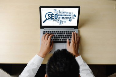 Model e-ticaret için SEO arama motoru optimizasyonu ve bilgisayar ekranında gösterilen çevrimiçi perakende işi