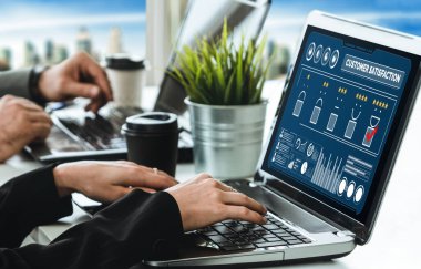 Pazarlama stratejisi planlaması için modem yazılım bilgisayarında müşteri memnuniyeti ve değerlendirme analizi