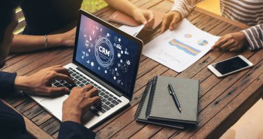 CRM işletme ve işletme için modern bilgisayarda müşteri ilişkileri yönetim sistemi