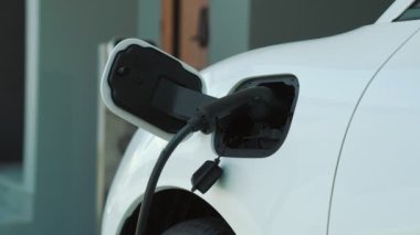 Ev şarj istasyonu, elektronik araç için sürdürülebilir, yenilenebilir enerji kaynağı, modern modern yaşam tarzı için evdeki EV arabaları sağlıyor. Çevre dostu melez elektro ve petrol aracı bataryası.