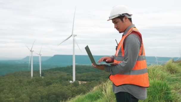 在乡村山顶上的风电场上工作的工程师 可再生能源和可持续能源的未来生产的渐进理想 风力涡轮机发电 — 图库视频影像