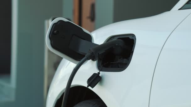 家庭用充電ステーションは 電気自動車 Ev車のための持続可能で再生可能な電源を提供し 進歩的な現代的なライフスタイルのために自宅で 環境に優しいハイブリッド電気自動車とガソリン車のバッテリー — ストック動画