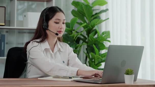 Asijská Zákaznická Podpora Operátor Nosí Sluchátka Mikrofon Pracuje Svého Stolu — Stock video