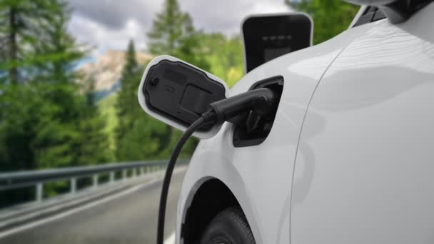 电动汽车在到达目的地前从森林充电站向能源充电的渐进式旅行理念 以可再生能源和清洁能源驱动的电动汽车为绿色环境服务 — 图库视频影像