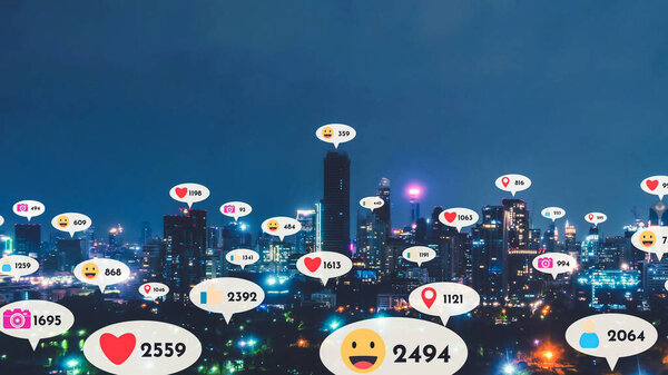 Иконки социальных сетей летают над центром города, показывая людям взаимосвязь через платформу приложений социальных сетей. Концепция маркетинговой стратегии онлайн-сообщества и социальных медиа .