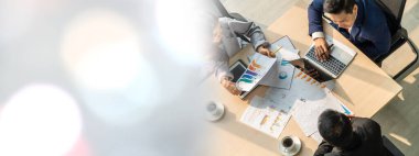 İş adamları grup toplantısı ofisteki en geniş bakış açısından çekildi. İş kadınları, iş adamları ve ofis çalışanları, proje planlama belgeleriyle takım konferansında toplantı masasında çalışıyorlar. .