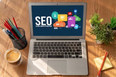 Model e-ticaret için SEO arama motoru optimizasyonu ve bilgisayar ekranında gösterilen çevrimiçi perakende işi
