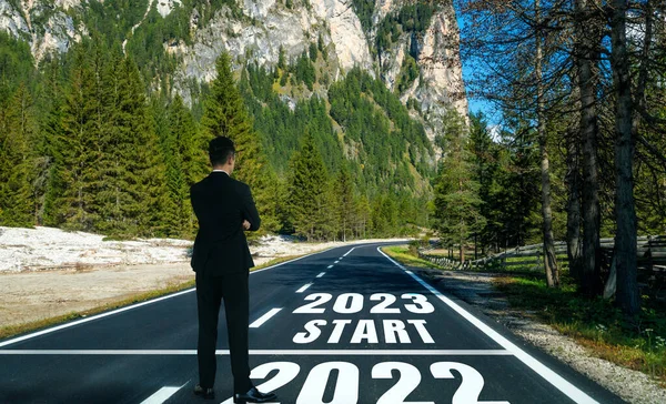 2023年の新年の旅と将来のビジョンの概念 高速道路を走行するビジネスマンは 新鮮で成功したスタートのために2021年の初めに新年のお祝いにつながる — ストック写真