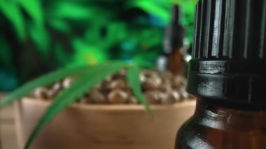 Doğal cilt bakım ürünü. Esrar laboratuarında üretiliyor. CBD yağı, kenevir tohumu ve kenevir bitkisi bahçeli masada nemlendirici krema kavanozu ürünü. Kopyalama alanı