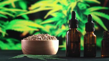 El basıncı pipeti CBD yağı yasallaştırılmış kenevir yağının içine düşer. Esrar laboratuvarı, kenevir tohumu, marihuana bitkisinden elde edilen esrar sıvısı. Kopyalama alanı.