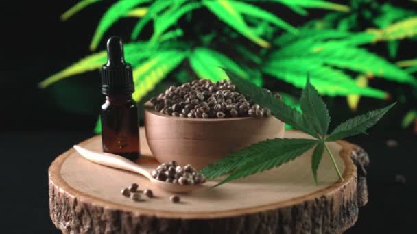 Cannabis Samen Fallen Hinein Und Prallen Auf Haufen Von Marihuana — Stockvideo